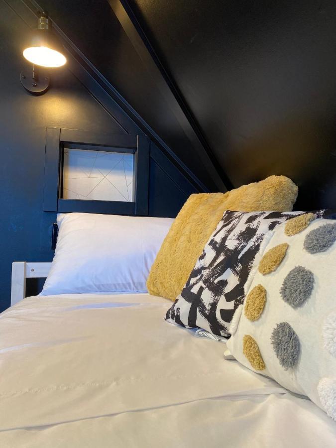 Stylish Downtown Kingsville Getaway With Putting Green, Firepit & Games Екстер'єр фото